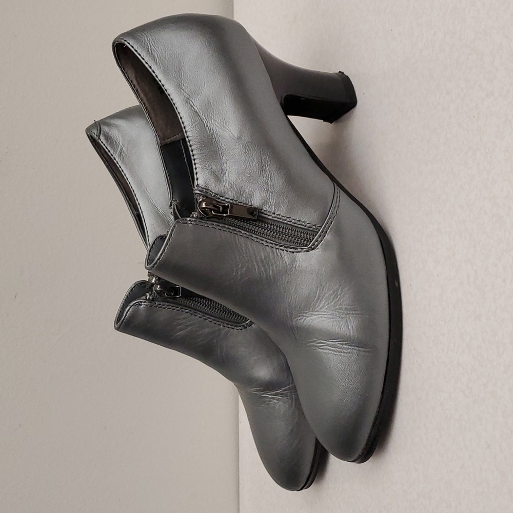 AJ Valenci Built for Comfort Silver Double-Side-Zip Booties, 8.5M